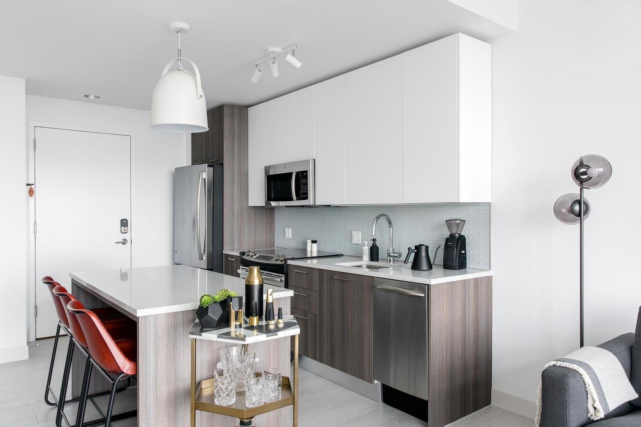 Hip 1BR W/ Lounge+Gym In Downtown - thumb 1