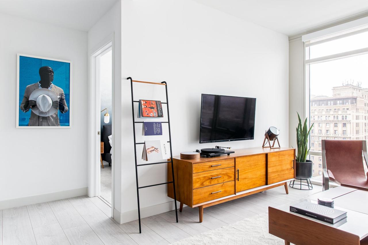 Stylish 1BR+Lounge Area In Downtown - thumb 6