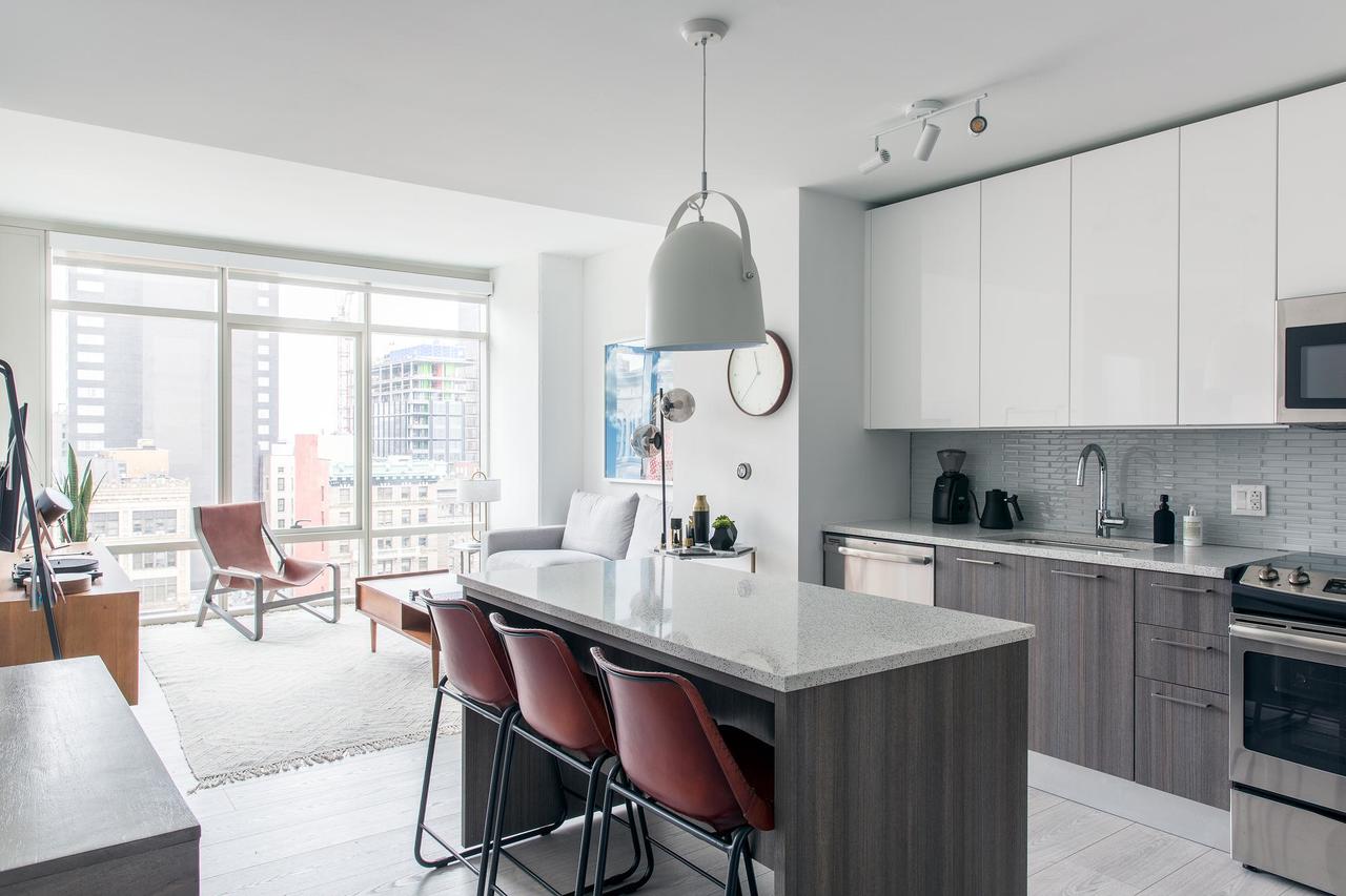 Stylish 1BR+Lounge Area In Downtown - thumb 1