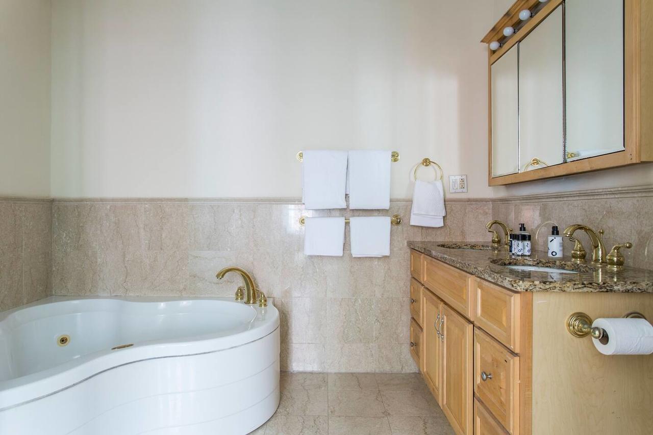 Chic 2BR/1BA Apt Near The Liberty Bell By Domio! - thumb 3