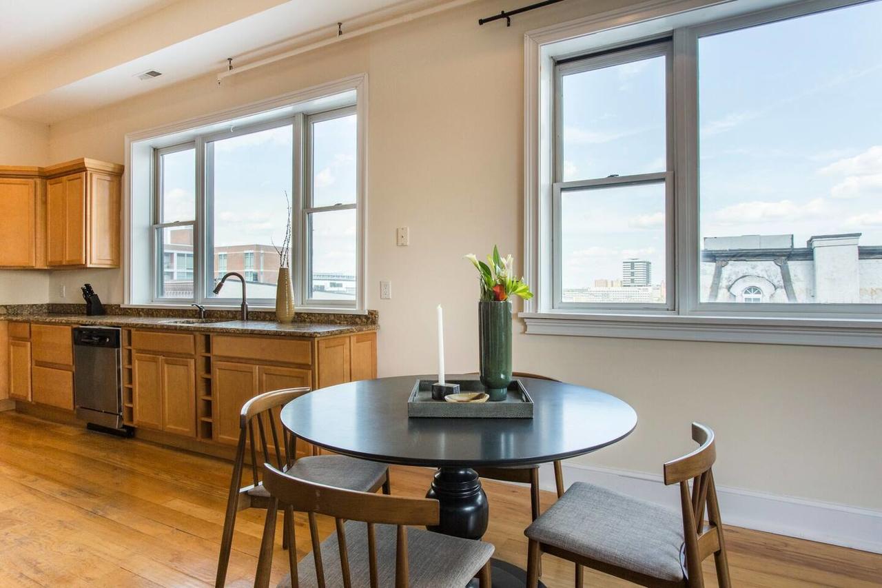 Spacious 2 BR Apt In Center City By Domio - thumb 4