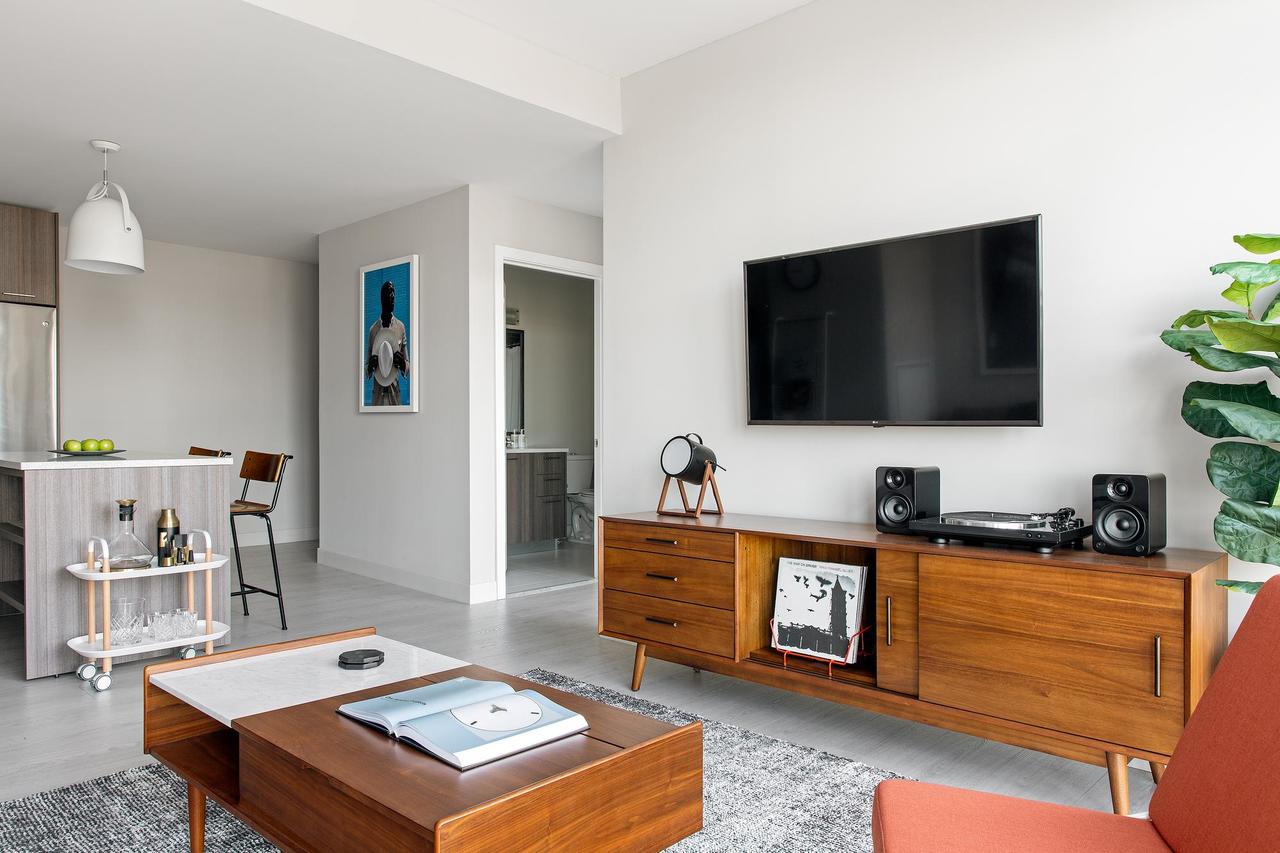 Refined 1BR+Lounge In City Center - thumb 3