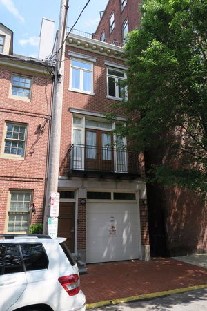 FREE PARKING, Modern Old City Apt