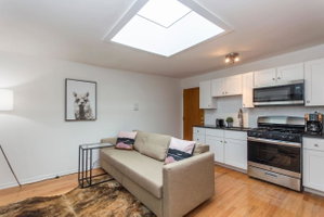 COZY And CHIC - Lightfilled Apt W/ Roof Deck
