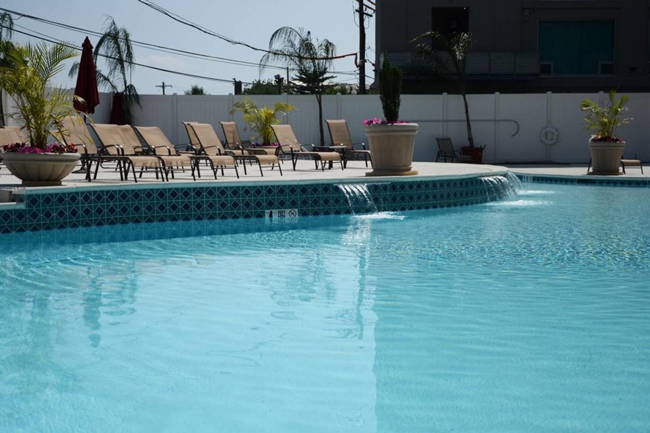 LUXURY LIVING 2BR 2 BTH- 1,400 Sf With POOL, ROOFTOP TERRACE, SPA, And PARKING - thumb 17