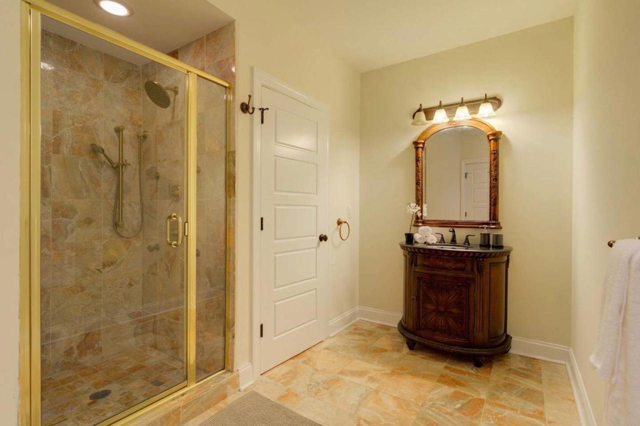 LUXURY LIVING 2BR 2 BTH- 1,400 Sf With POOL, ROOFTOP TERRACE, SPA, And PARKING - thumb 10