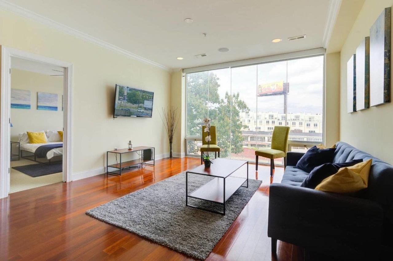 LUXURY LIVING 2BR 2 BTH- 1,400 Sf With POOL, ROOFTOP TERRACE, SPA, And PARKING - thumb 4