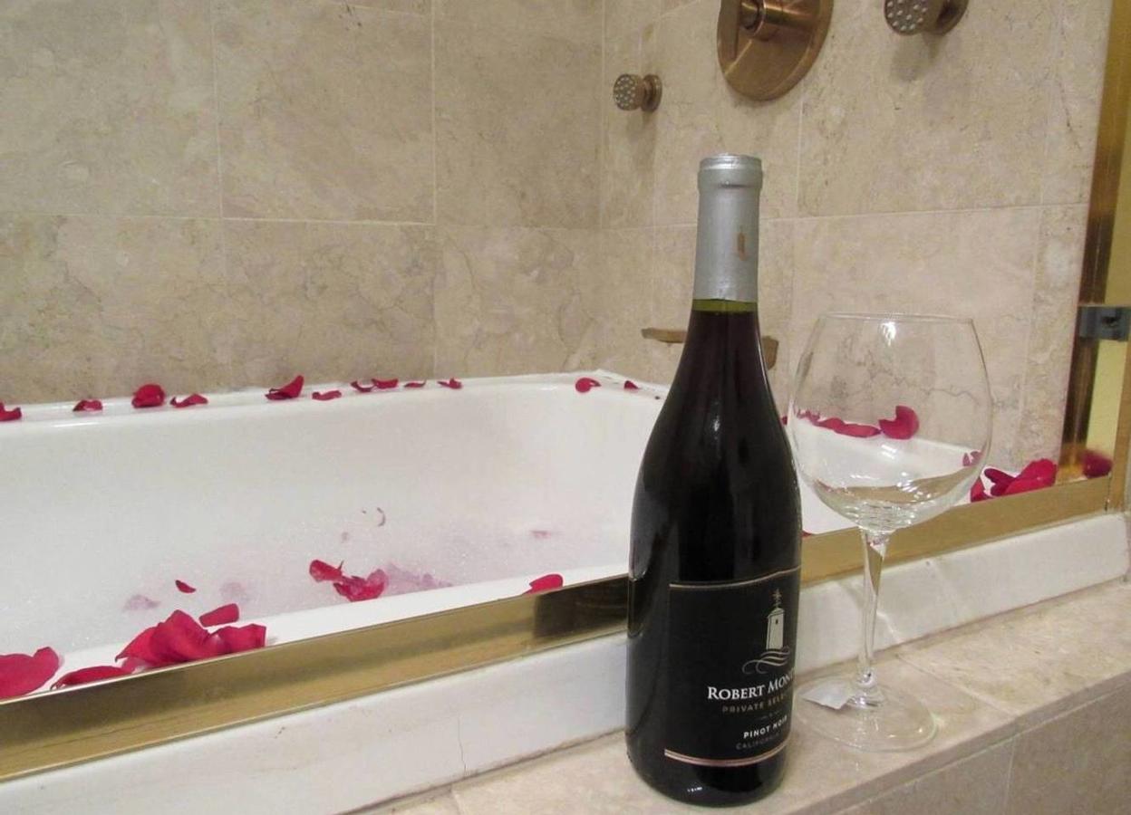 LUXURY LIVING 2BR 2 BTH- 1,400 Sf With POOL, ROOFTOP TERRACE, SPA, And PARKING - thumb 12