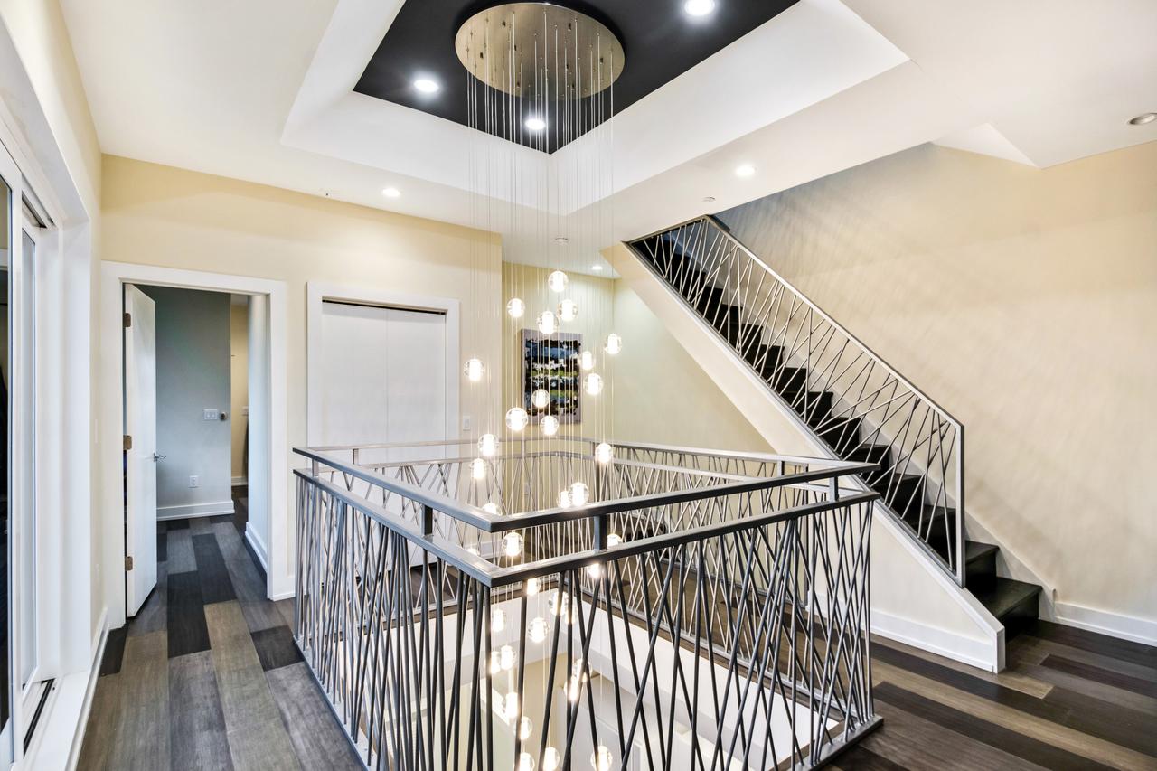 The Eagles Nest - Stunning 3BD Penthouse /w Private Roof Deck - thumb 18
