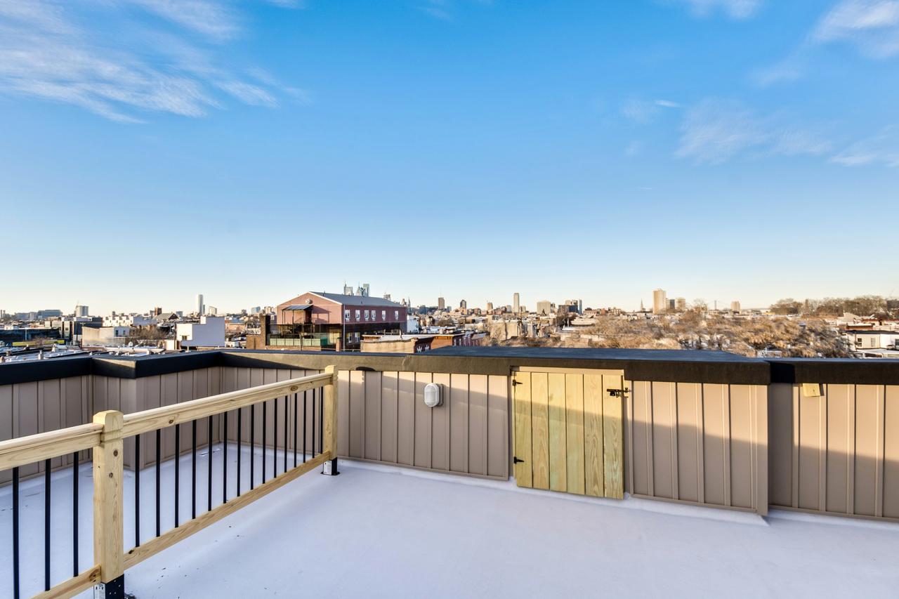 The Eagles Nest - Stunning 3BD Penthouse /w Private Roof Deck - thumb 29
