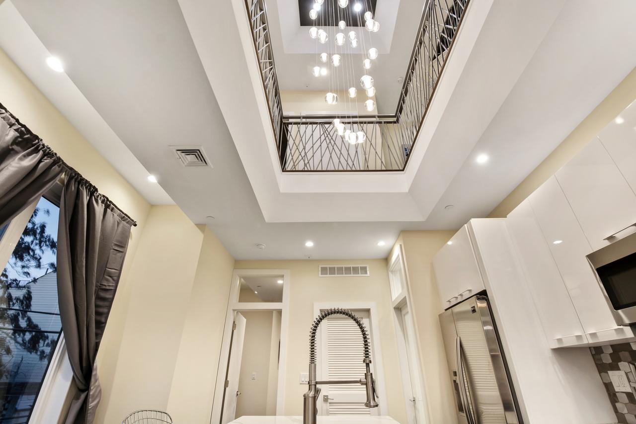 The Eagles Nest - Stunning 3BD Penthouse /w Private Roof Deck - thumb 21