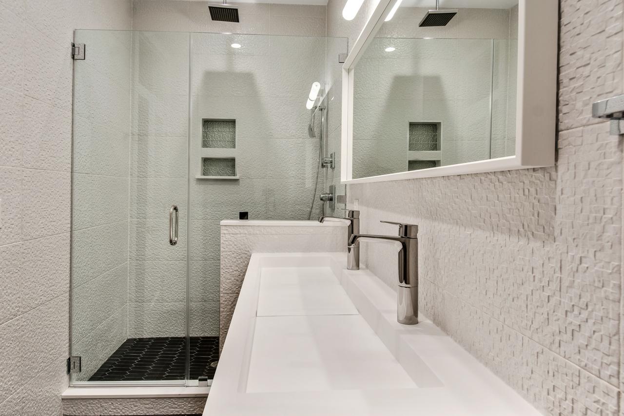 The Eagles Nest - Stunning 3BD Penthouse /w Private Roof Deck - thumb 27
