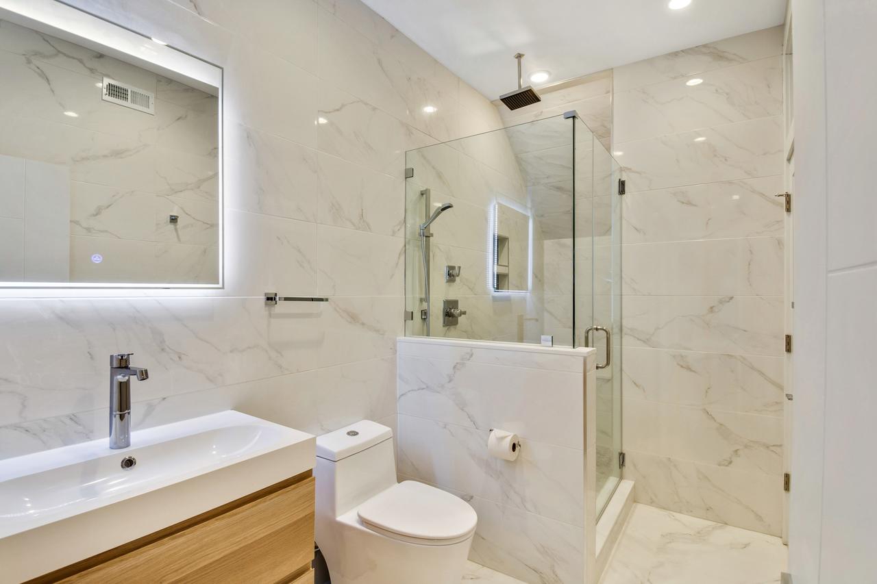 The Eagles Nest - Stunning 3BD Penthouse /w Private Roof Deck - thumb 9