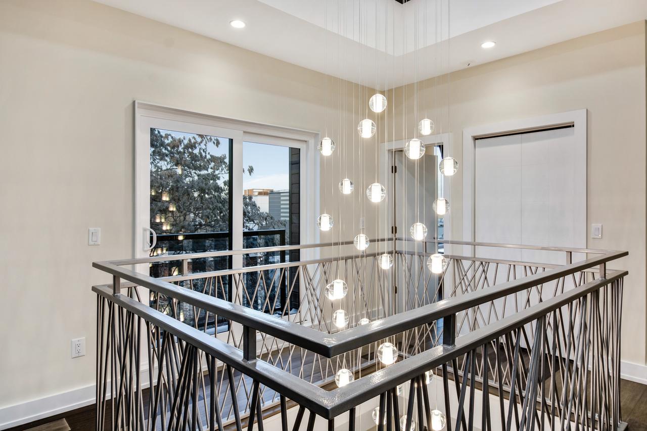 The Eagles Nest - Stunning 3BD Penthouse /w Private Roof Deck - thumb 19