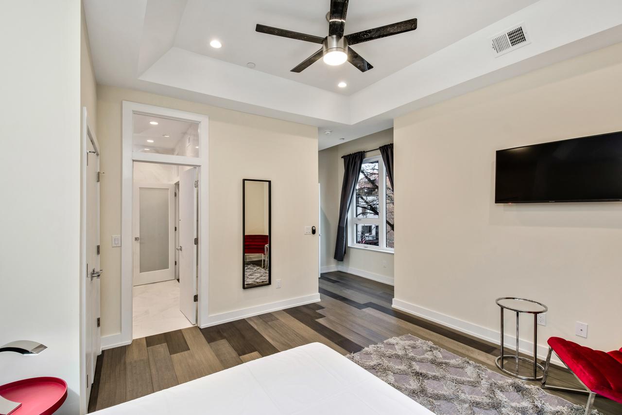 The Eagles Nest - Stunning 3BD Penthouse /w Private Roof Deck - thumb 7
