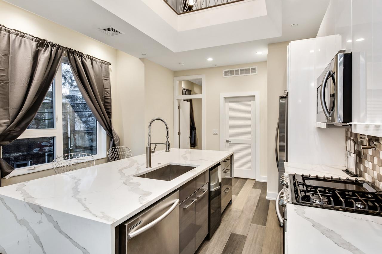 The Eagles Nest - Stunning 3BD Penthouse /w Private Roof Deck - thumb 20