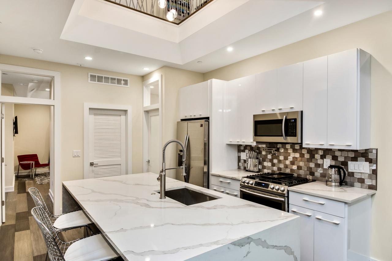 The Eagles Nest - Stunning 3BD Penthouse /w Private Roof Deck - thumb 13