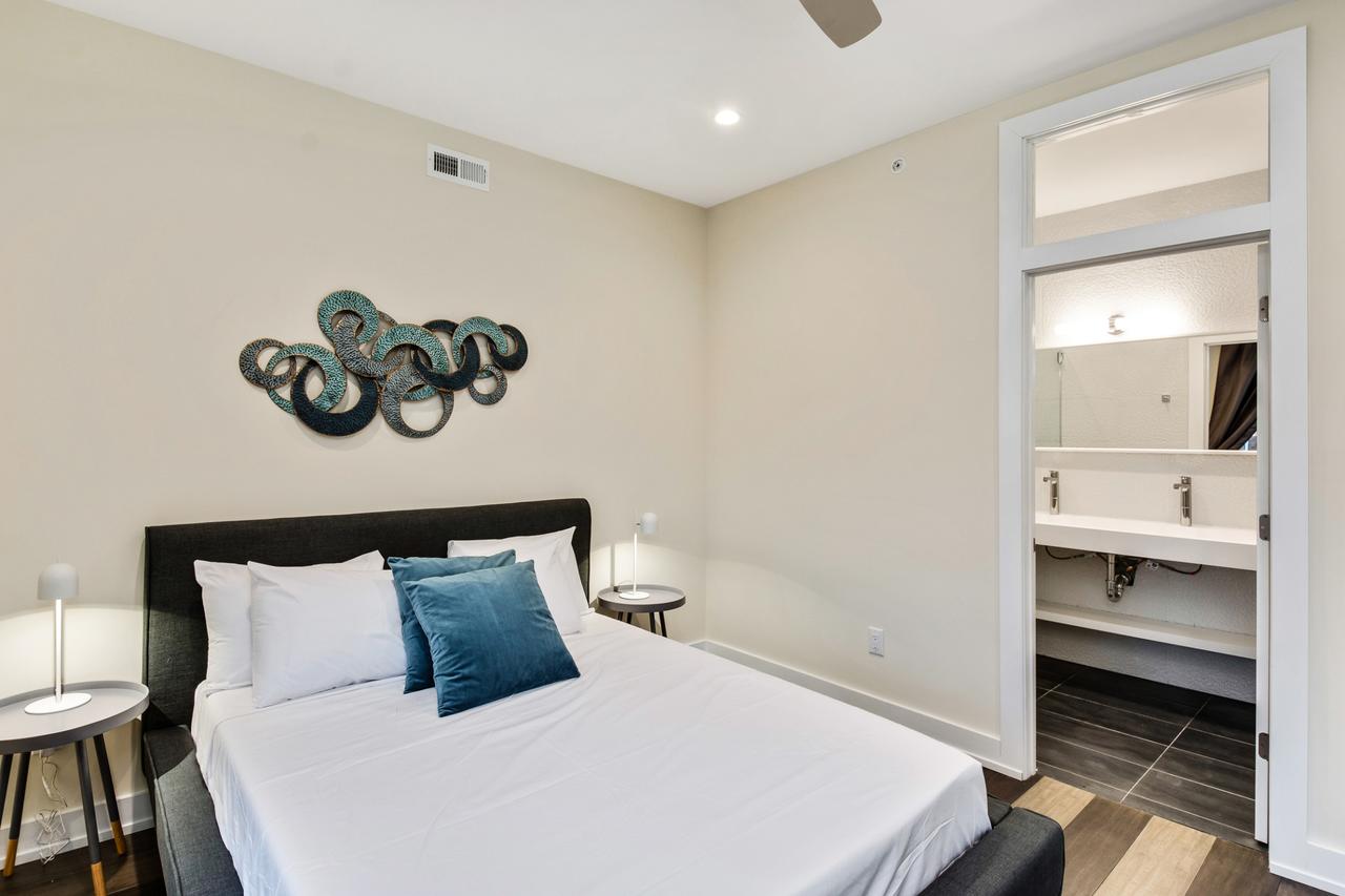 The Eagles Nest - Stunning 3BD Penthouse /w Private Roof Deck - thumb 24