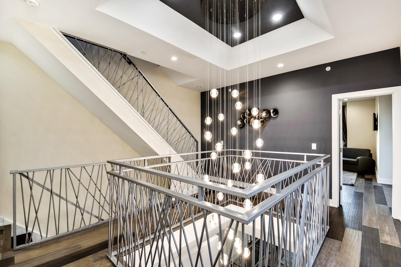 The Eagles Nest - Stunning 3BD Penthouse /w Private Roof Deck - thumb 2