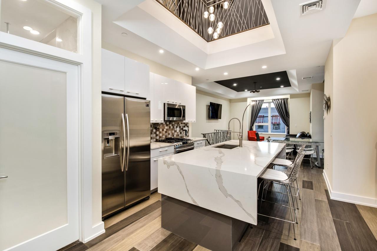 The Eagles Nest - Stunning 3BD Penthouse /w Private Roof Deck - thumb 12