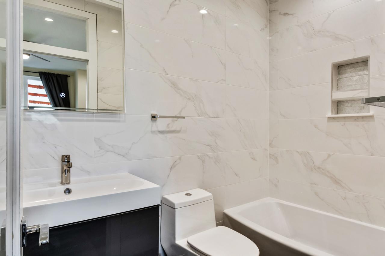 The Eagles Nest - Stunning 3BD Penthouse /w Private Roof Deck - thumb 17
