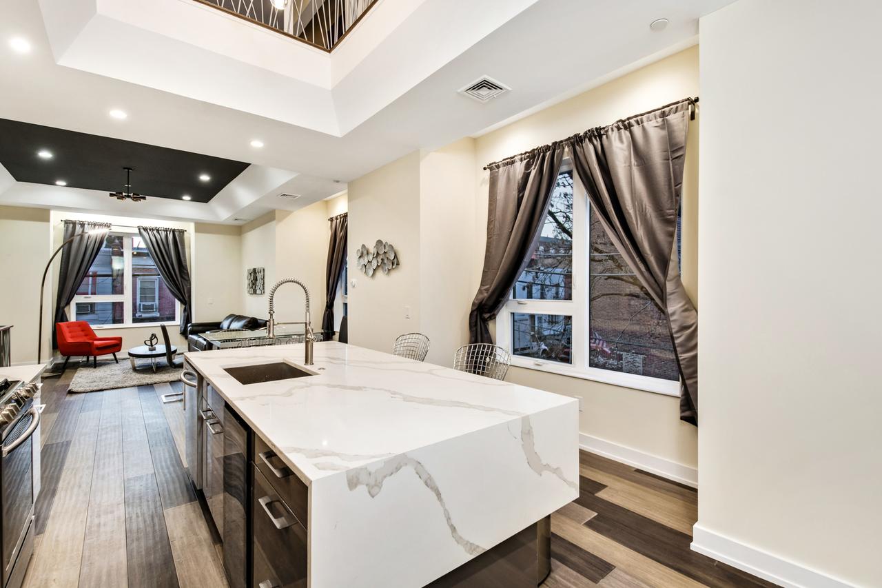 The Eagles Nest - Stunning 3BD Penthouse /w Private Roof Deck - thumb 11