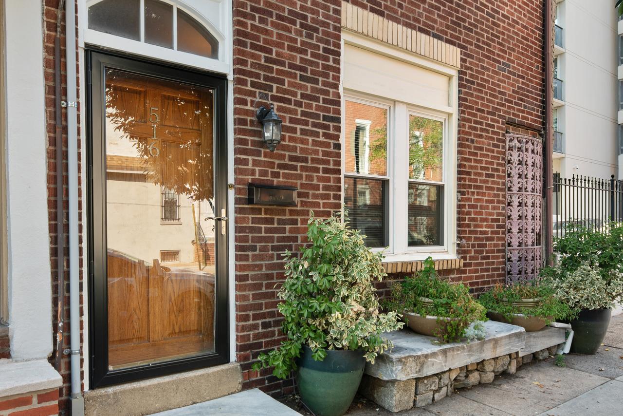 Spacious Modern Row Home In Heart Of Center City - thumb 3