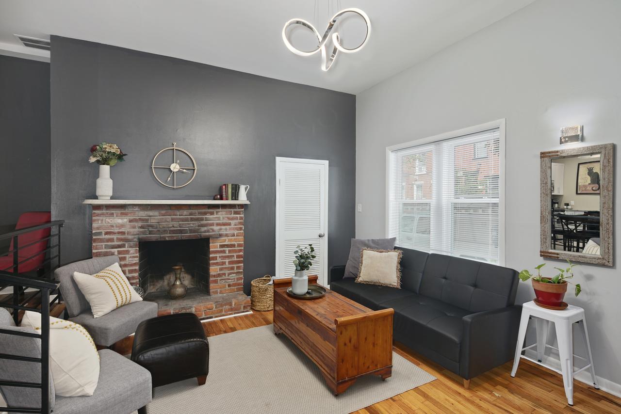 Spacious Modern Row Home In Heart Of Center City - thumb 17