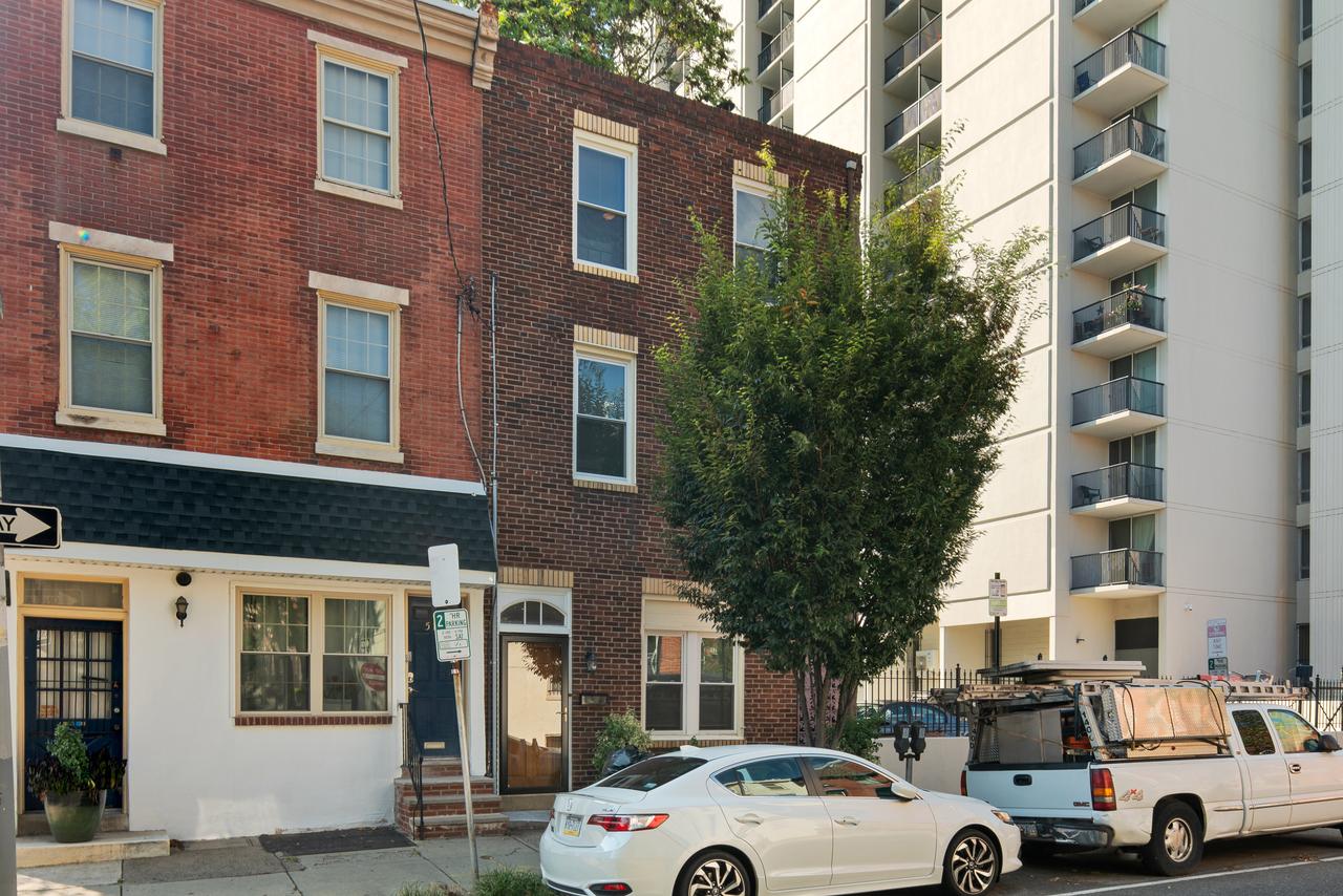 Spacious Modern Row Home In Heart Of Center City - thumb 1