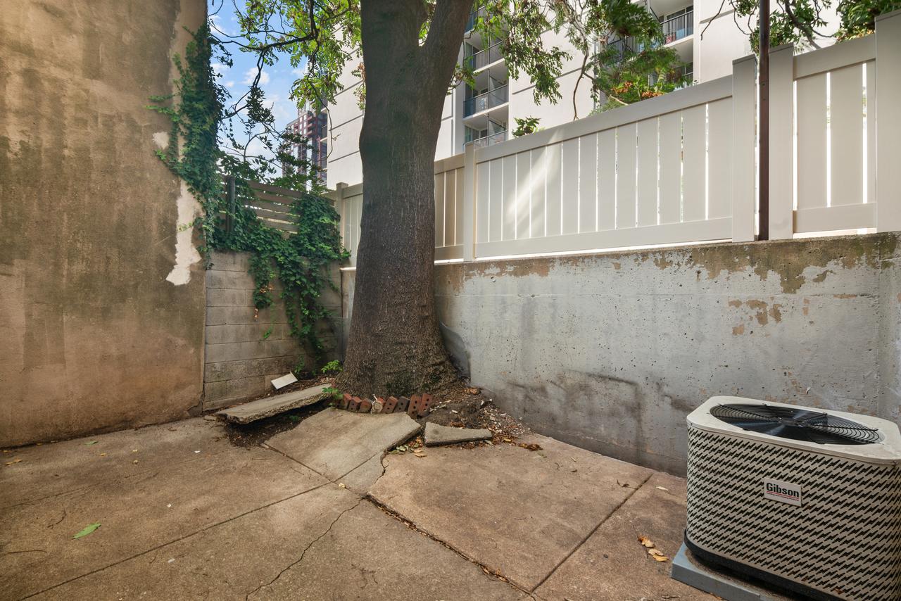 Spacious Modern Row Home In Heart Of Center City - thumb 4