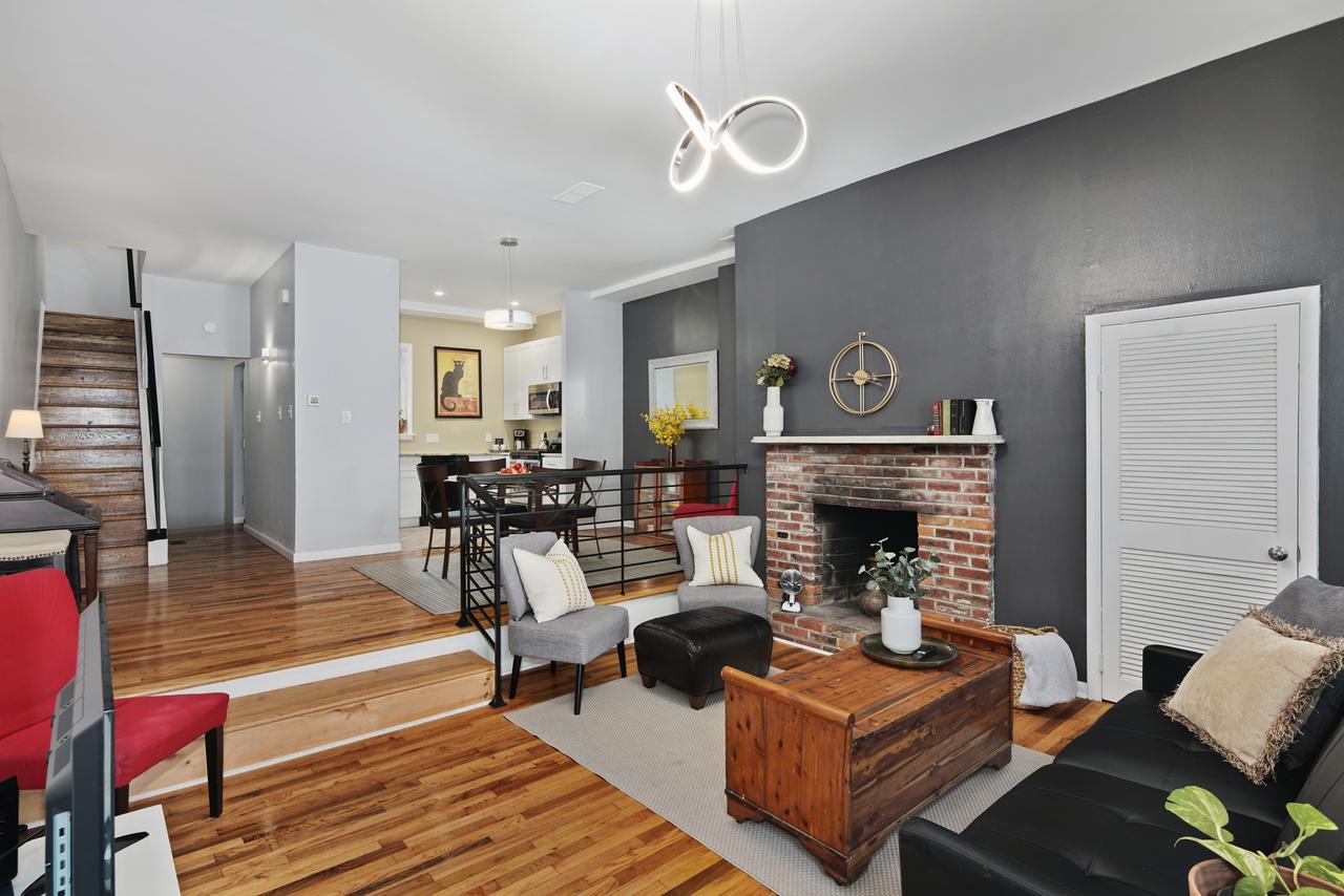 Spacious Modern Row Home In Heart Of Center City - thumb 0