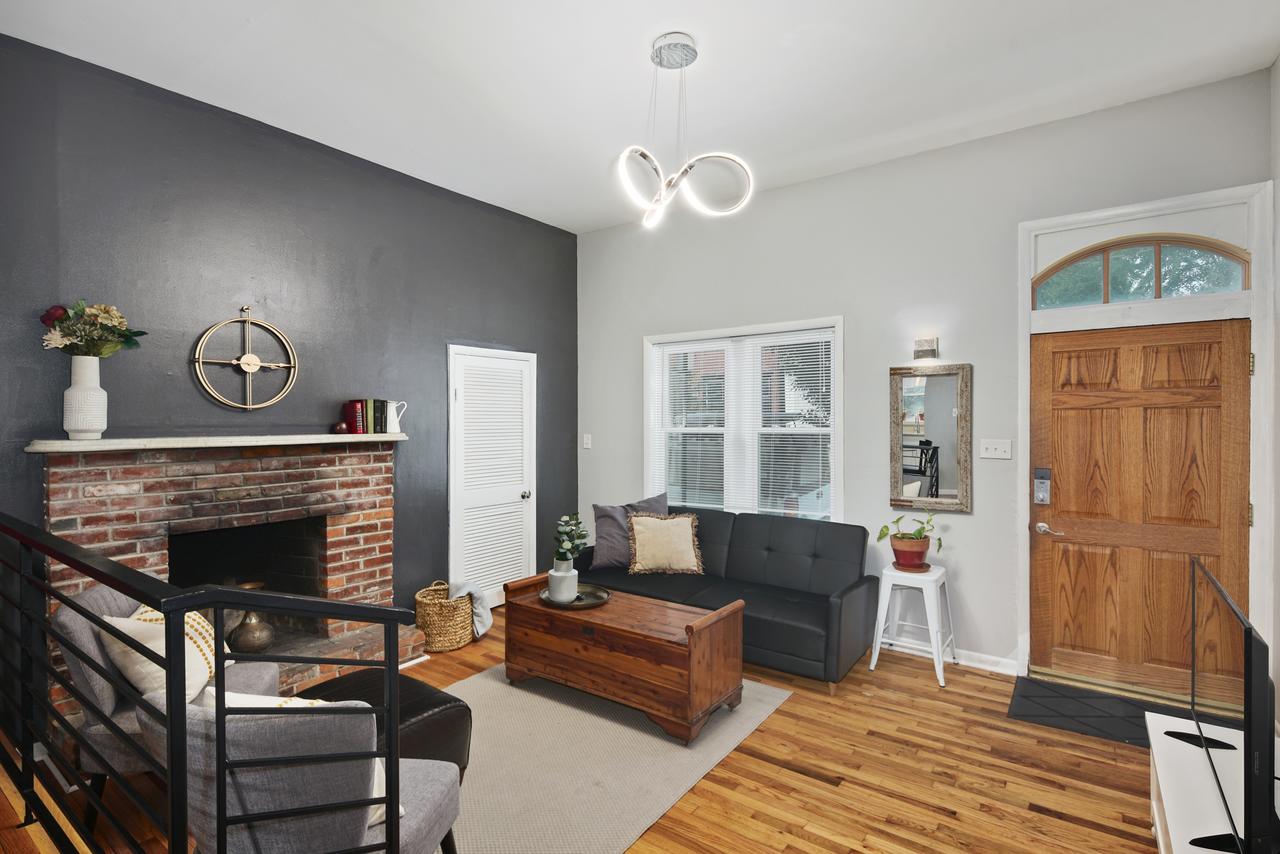 Spacious Modern Row Home In Heart Of Center City - thumb 19