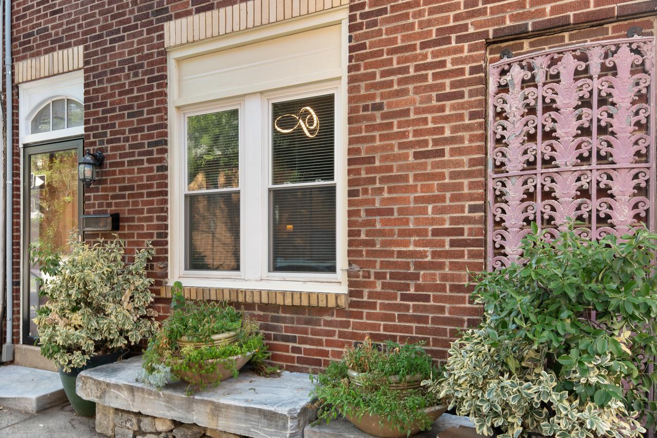 Spacious Modern Row Home In Heart Of Center City - thumb 2