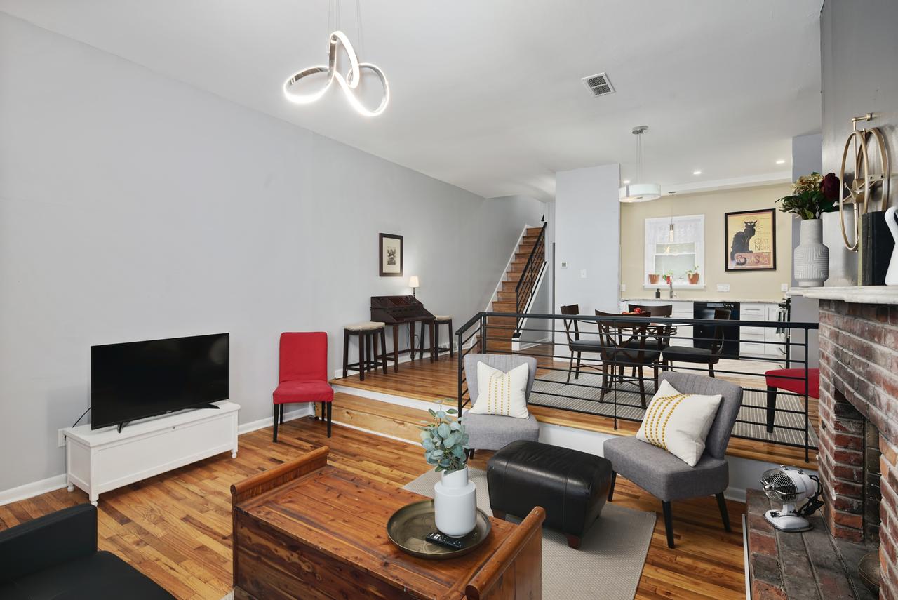 Spacious Modern Row Home In Heart Of Center City - thumb 18