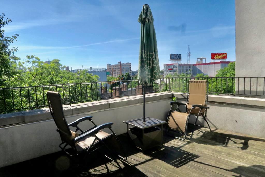 ROOFTOP BALCONY, Modern Old City Apt - thumb 10