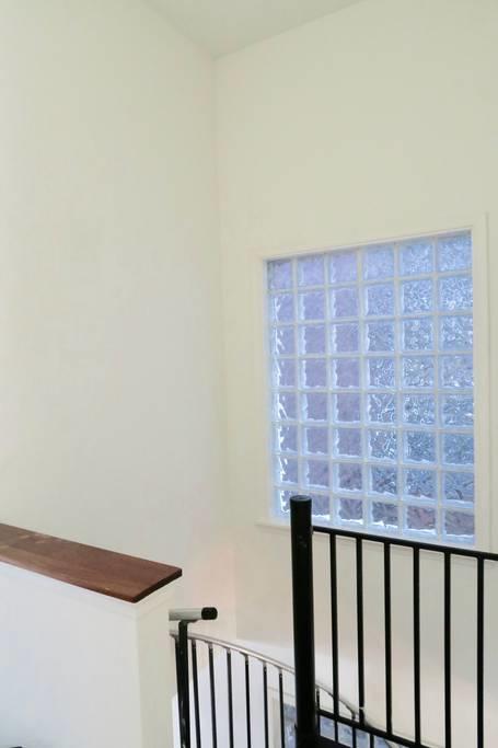 ROOFTOP BALCONY, Modern Old City Apt - thumb 8