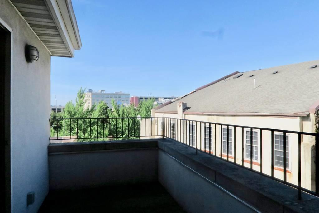 ROOFTOP BALCONY, Modern Old City Apt - thumb 11