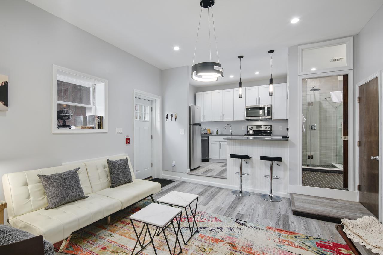 Bright, Modern Corner Unit -- Walk To Kimmel Center - thumb 0