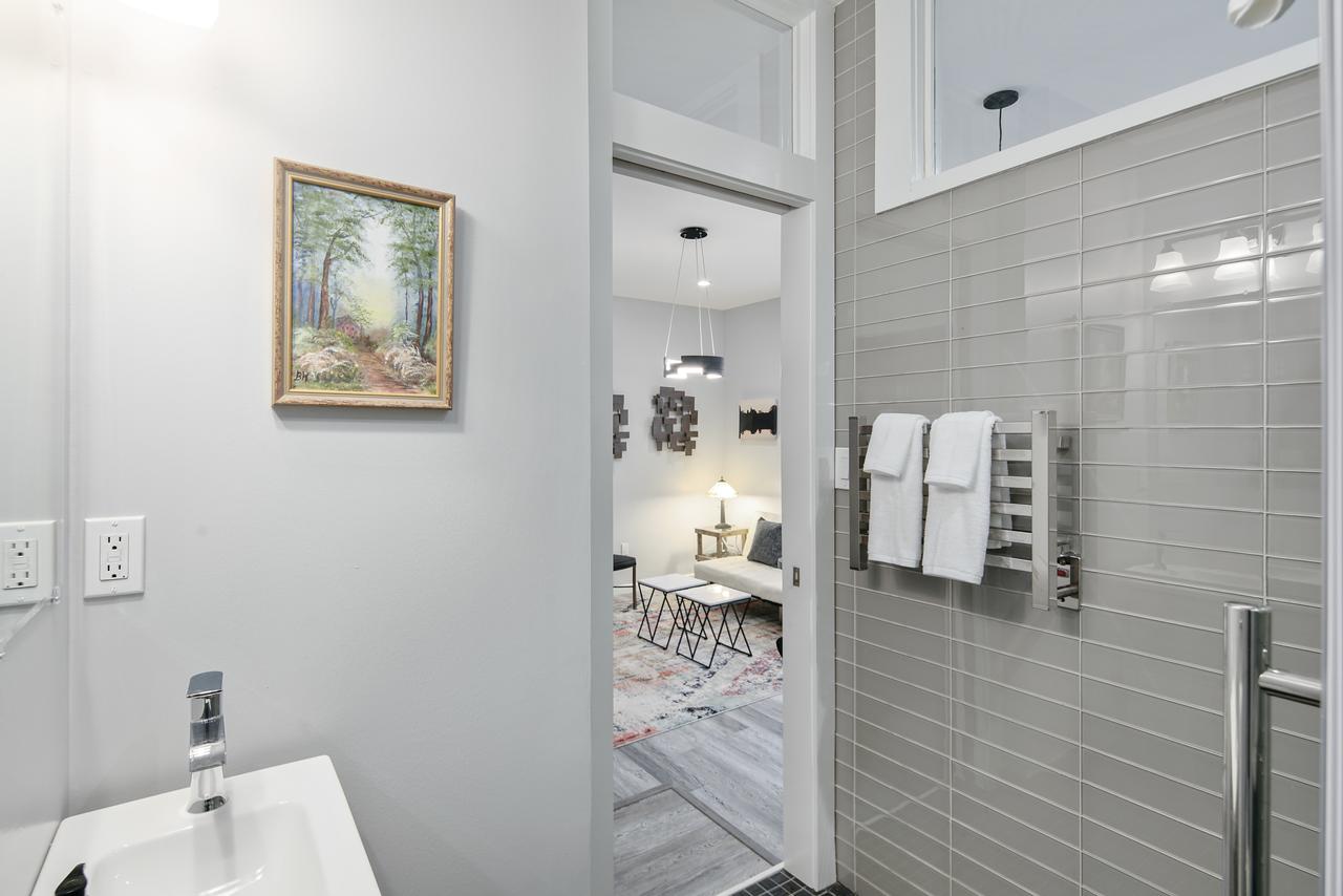 Bright, Modern Corner Unit -- Walk To Kimmel Center - thumb 8