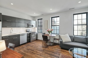 Large Carriage House In Heart Of Queen Village