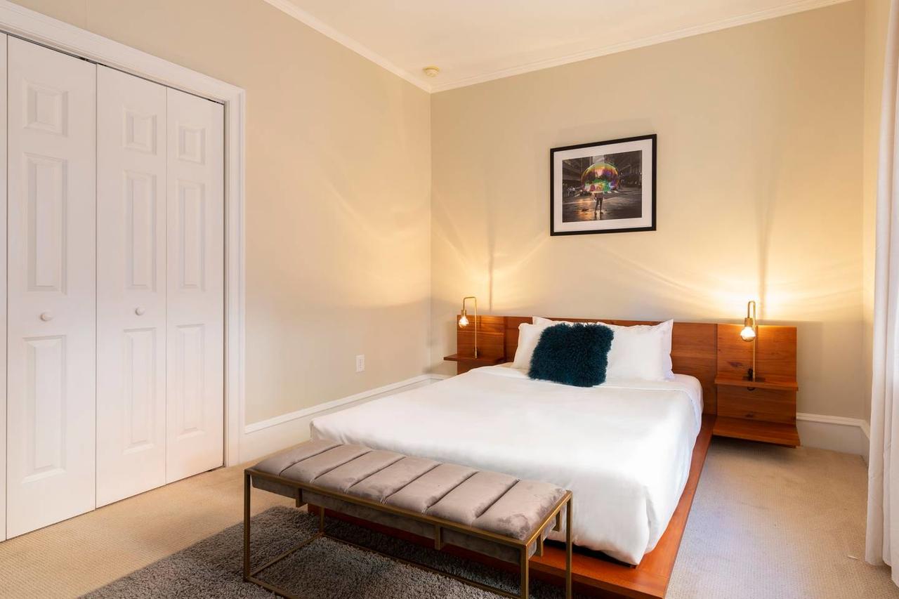 Walker's Paradise 2-Bdrm In Rittenhouse Square - thumb 2