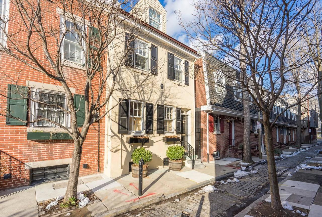 Philly's Hidden Gem With Patio And Great Location - thumb 23