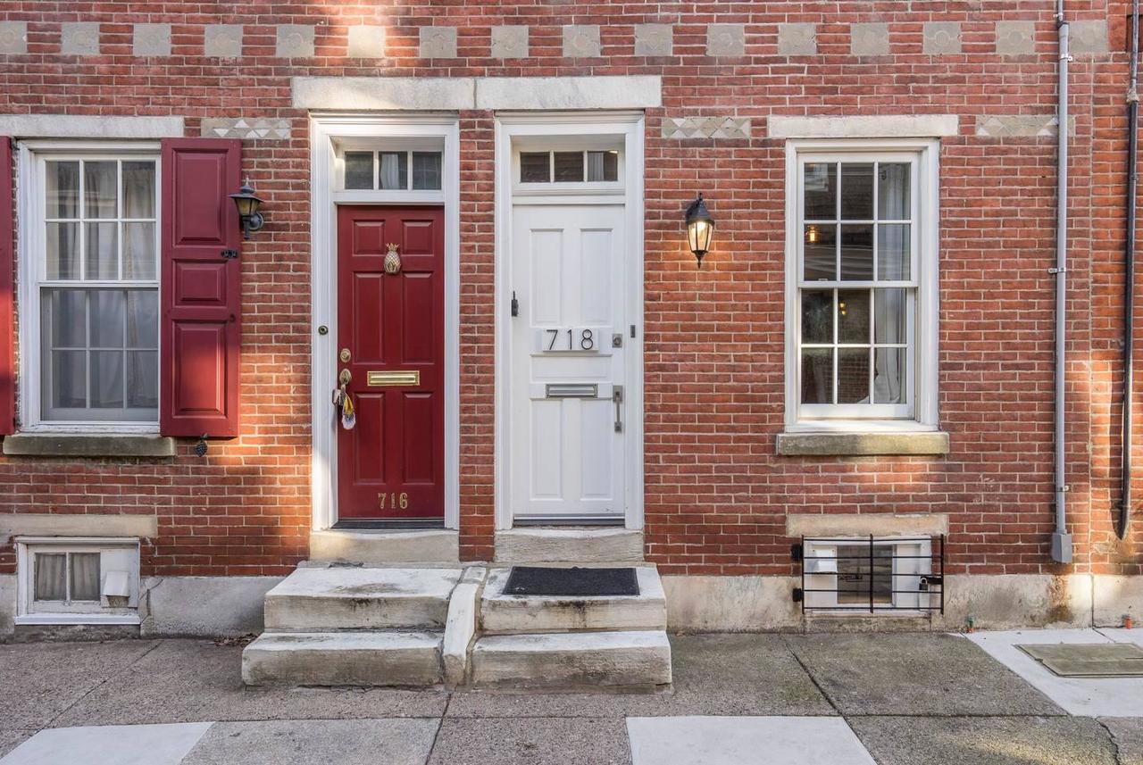 Philly's Hidden Gem With Patio And Great Location - thumb 19