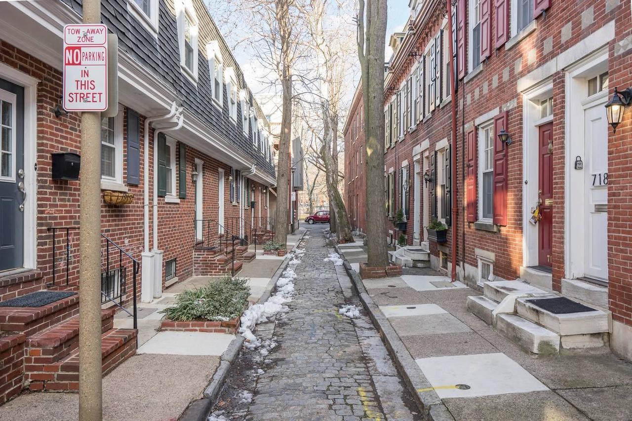 Philly's Hidden Gem With Patio And Great Location - thumb 22