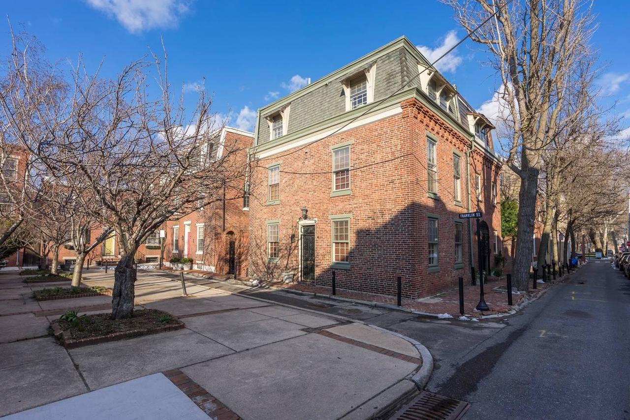 Philly's Hidden Gem With Patio And Great Location - thumb 25