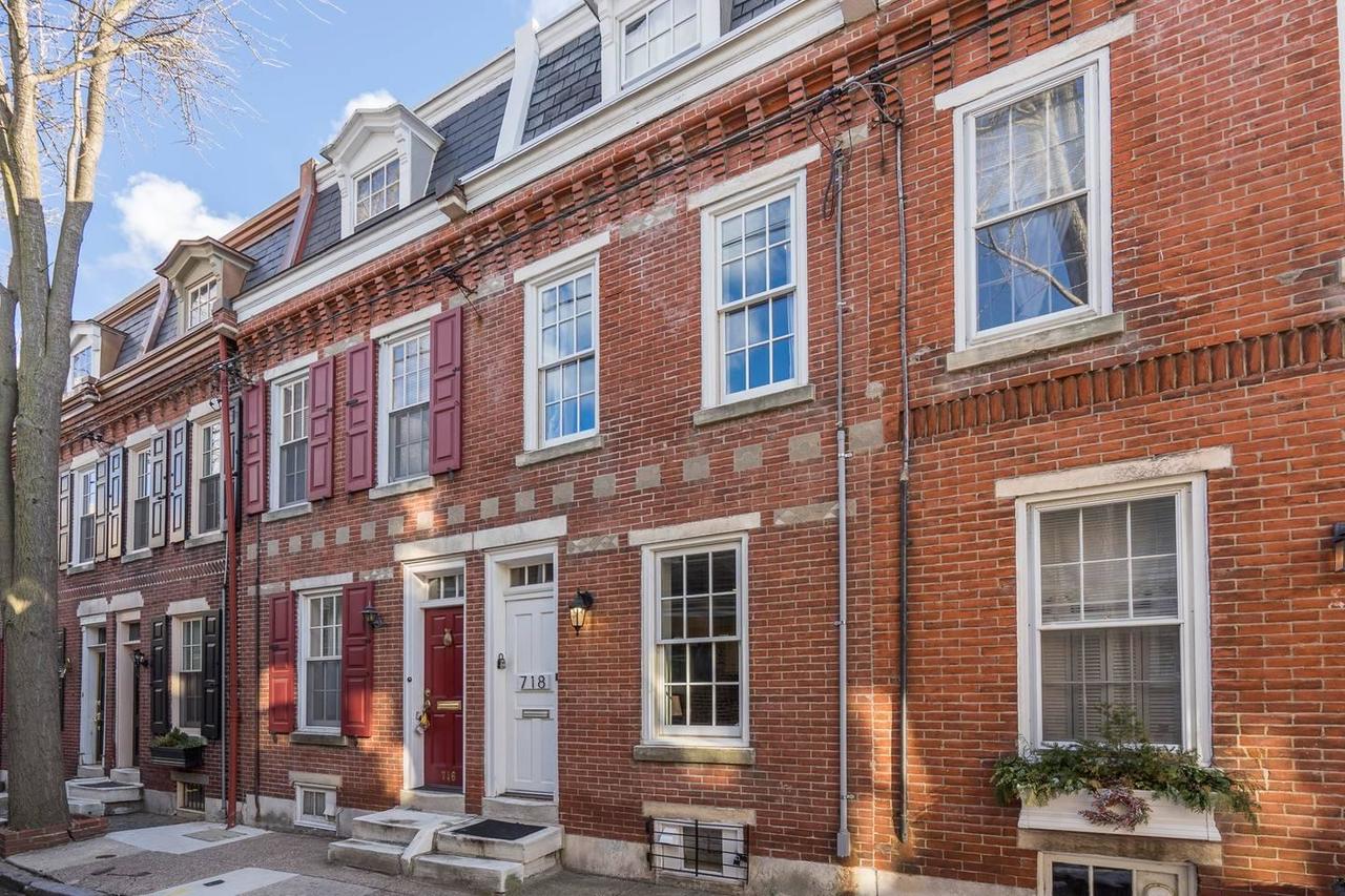 Philly's Hidden Gem With Patio And Great Location - thumb 21