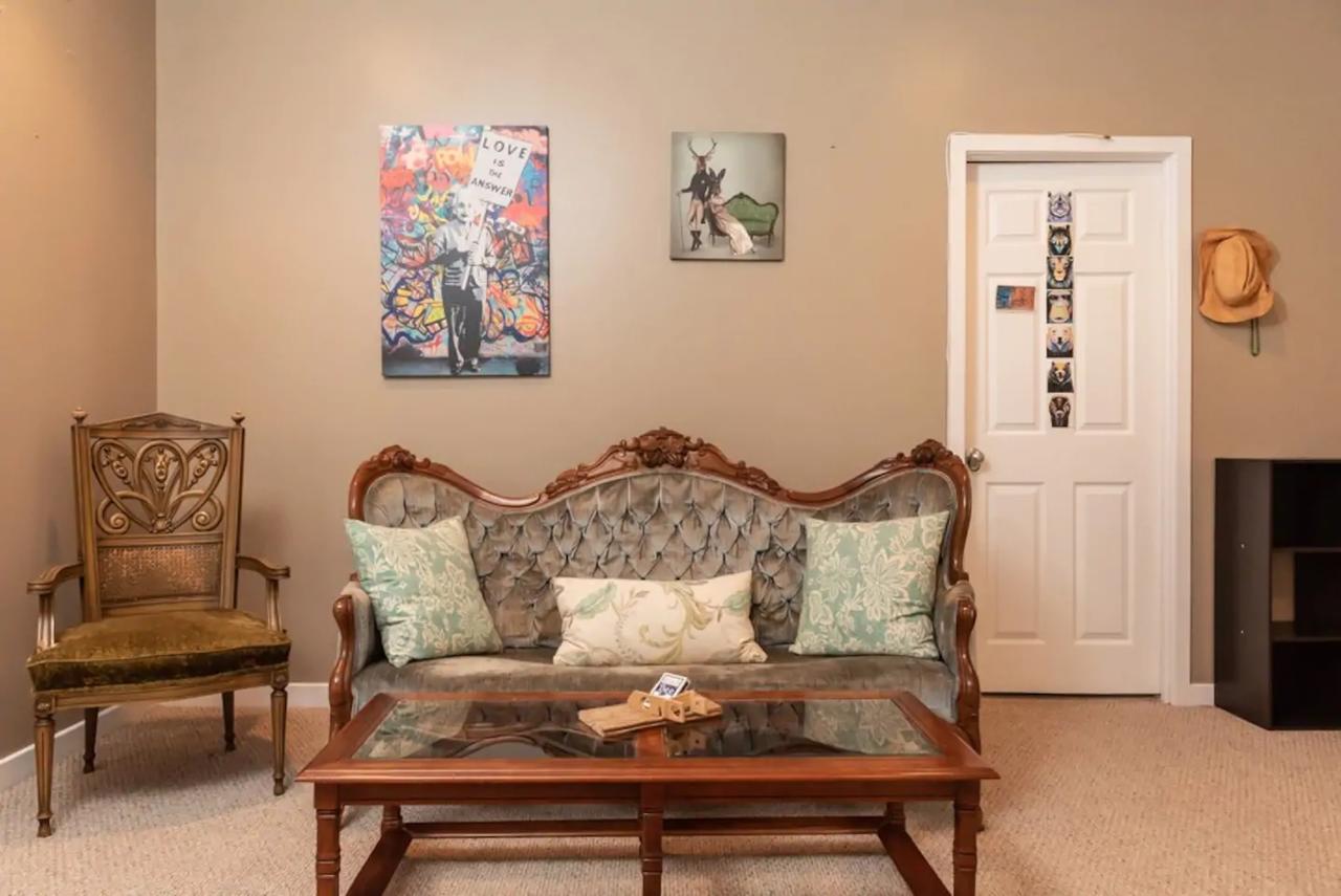 MASSiVE Bohemian Oasis In Philly! 5 Bdrm/Sleeps 12 - thumb 25