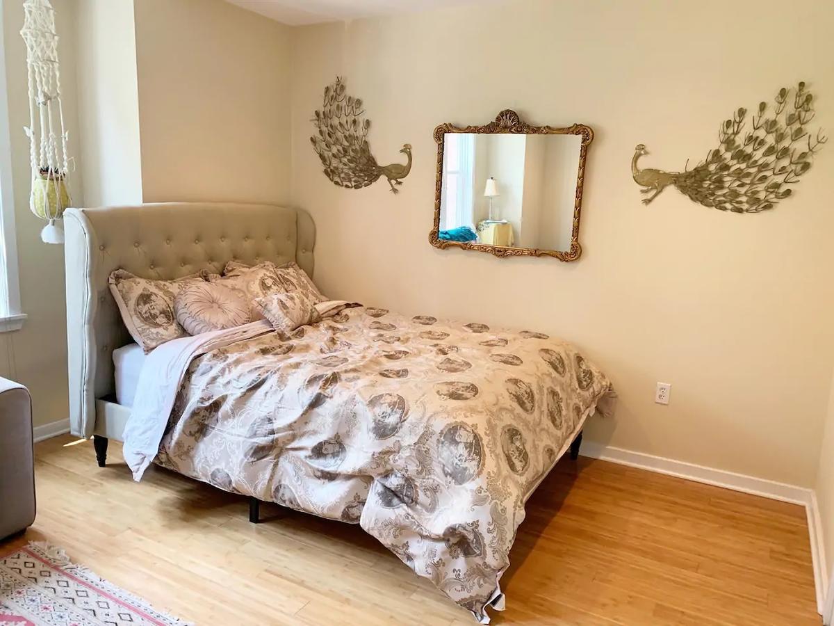 MASSiVE Bohemian Oasis In Philly! 5 Bdrm/Sleeps 12 - thumb 34