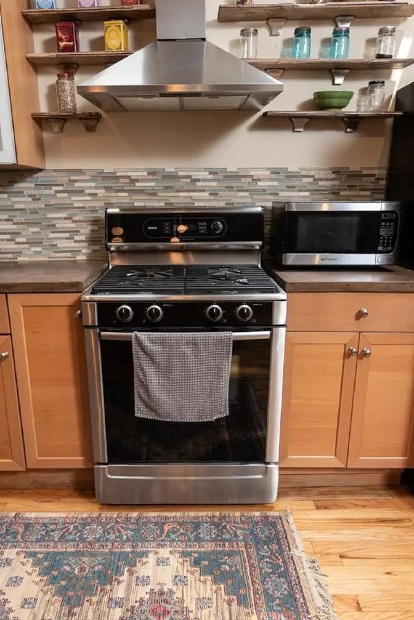 MASSiVE Bohemian Oasis In Philly! 5 Bdrm/Sleeps 12 - thumb 13