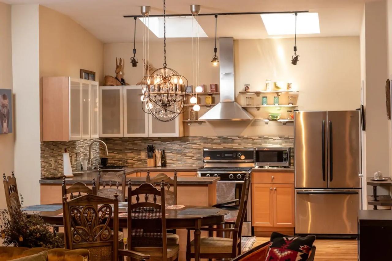 MASSiVE Bohemian Oasis In Philly! 5 Bdrm/Sleeps 12 - thumb 8